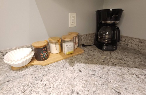 Shawnigan Lake Apartment | Tranquil Shawnigan Lake Spa Retreat, 2 BR. Full Kitchen, Cozy Fireplace