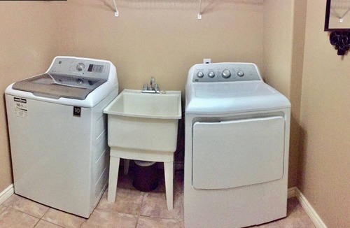 Toovey Heights House | Tranquil Toovey Guest Suite w/ Kitchen & Laundry