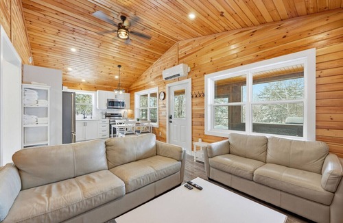 Smiths Corner House | Treeside Retreat with Hot tub