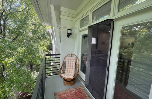 First Ward Condo | Treetop Loft Studio – Walk to Uptown Hotspots