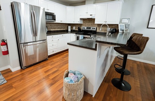 Sicamous Condo | Trinity at Riverside Pool~Hot Tub~Boat Slip