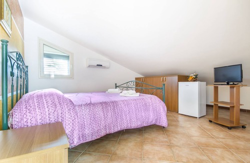 Campofelice di Roccella Villa | Triple Room with Terrace 2nd floor Via S.Cipolla 3
