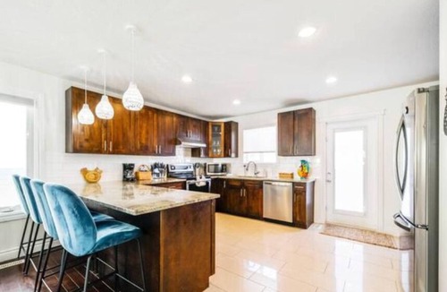 Jasper Place House | Tropical Oasis - King Beds - Garage - Long Stays!
