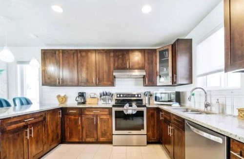 Jasper Place House | Tropical Oasis - King Beds - Garage - Long Stays!