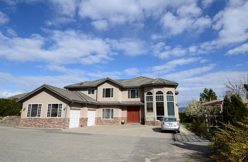 West Kelowna Estates House | Two Bedroom Suite with Private Bathroom and Shared Lounge