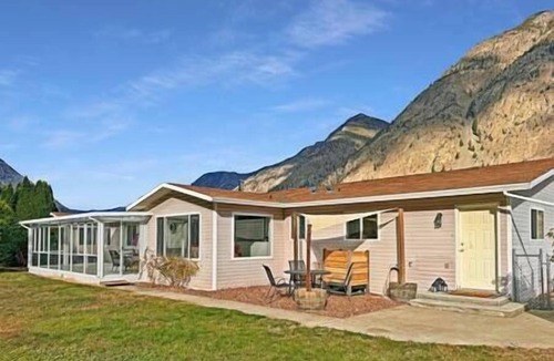 Okanagan-Similkameen House | Two Homes seperated by large courtyard Ideal for multi-family or large groups