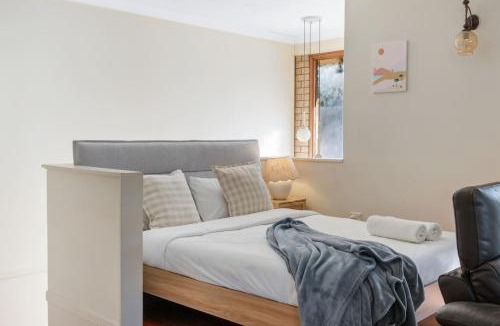 Robertson House | Unbeatable Value Group Family Roomy Convenient