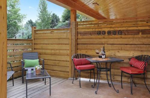 West Kelowna Estates Apartment | Uncork and Unwind