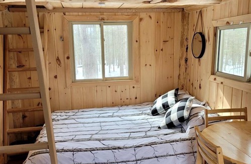 Corbeil Cabin | Unique Tree House Perfect for Families with BBQ in Callander, Ontario
