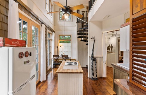 King City House | Unique Treehouse near the Village sleeps 6 guests