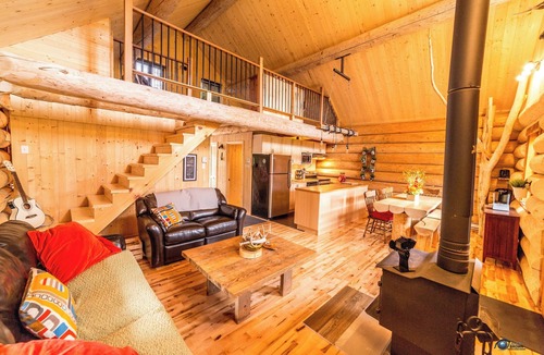 Mauricie Ski Chalet | Uniquely landscaped log cabin with spa!