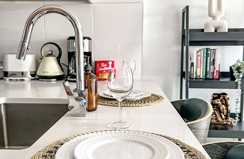 Cote-Des-Neiges—Notre-Dame-De-Grace Apartment | Unit 406 – Charming Beaconsfield Stay