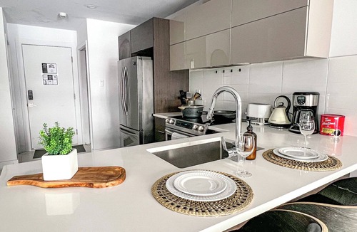 Cote-Des-Neiges—Notre-Dame-De-Grace Apartment | Unit 406 – Charming Beaconsfield Stay