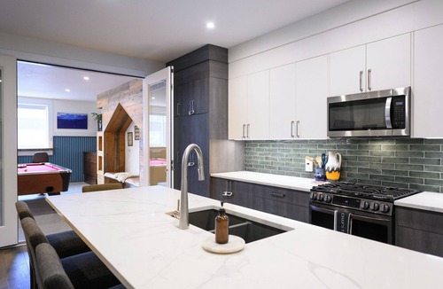 Revelstoke Apartment | Unwind in this spacious mountain condo featuring a private hot tub, pool table, mini bar, and premium amenities—perfect for family vacations and ski getaways with friends.