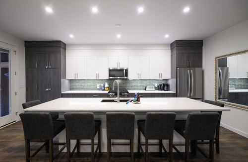 Revelstoke Apartment | Unwind in this spacious mountain condo featuring a private hot tub, pool table, mini bar, and premium amenities—perfect for family vacations and ski getaways with friends.