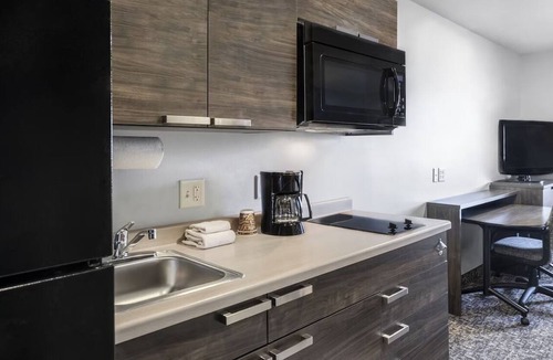 Garner Hotel | Unwind Near White Deer Park Nature Center - Full Kitchen & Pet Friendly!