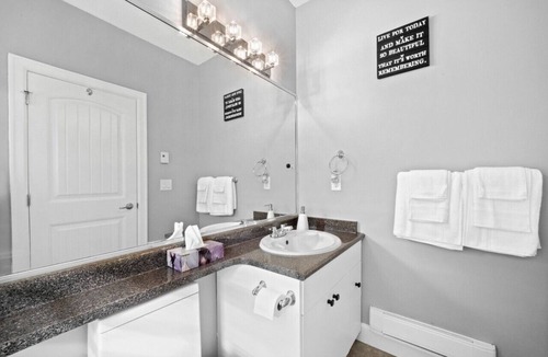 Willoughby Cabin | Updated One Bedroom Carriage Home in Langley