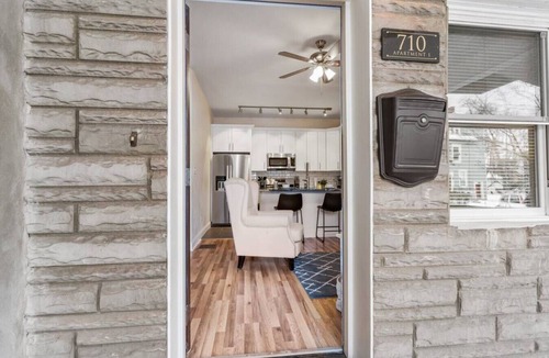 Shadyside Apartment | Upscale Double King Bed Suite ~ Steps from Walnut!