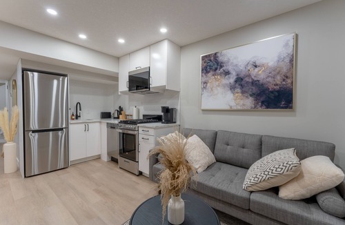 Northwest Calgary House | Urban 2BR Suite 14mins to the Airport 20mins to Downtown