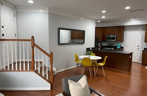 Lakeview Villa | UrbanHaven - 2BD/2.5BA City/Suburb Living