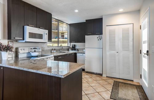 North Oyster Resort | Van. Island Waterfront Paradise.OUTDOOR POOL, HOT TUB, TENNIS COURT!
