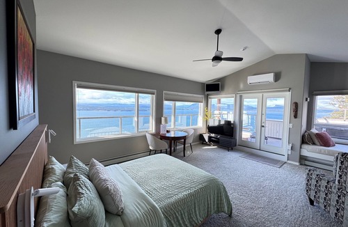 Pender Island House | Vantage View - Ocean Front with private Hot tub