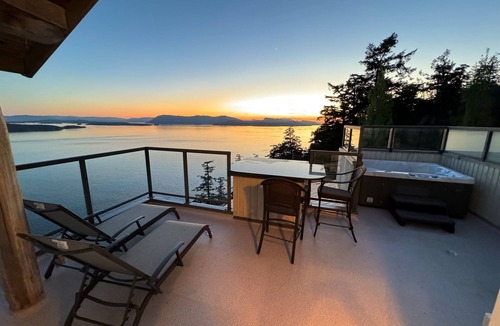 Pender Island House | Vantage View - Ocean Front with private Hot tub