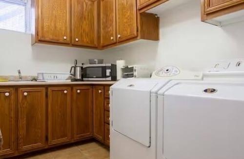 Cote-Saint-Luc Apartment | Very large and bright and clean semi basement 2 rooms apartment in Cote St-Luc