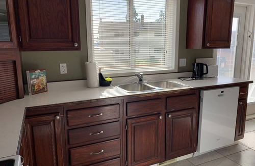 Central Okanagan House | Victoria St STR in Peachland BC - 5 mins from the beach