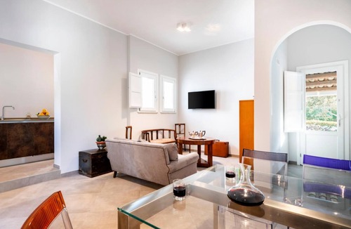 Trapani Apartment | Villa Angelina, La casa del curatolo: two bedrooms & two bathrooms apartment with patio
