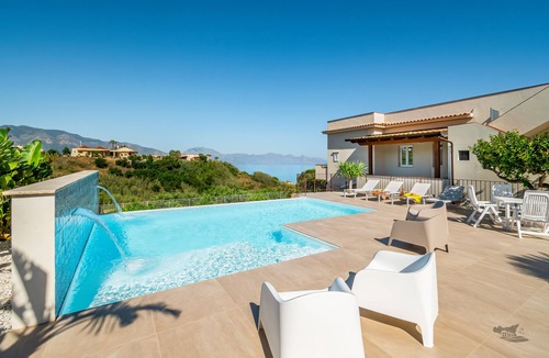 Alcamo Marina Villa | Villa DellAcqua: Infinity Pool with Sea View