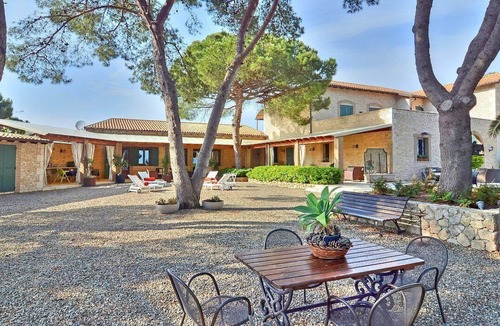 Licata Apartment | Villa Donzella, fully refundable with voucher*: An elegant and welcoming apartment that is part of a villa which faces the sun and the sea, with Free WI-FI.