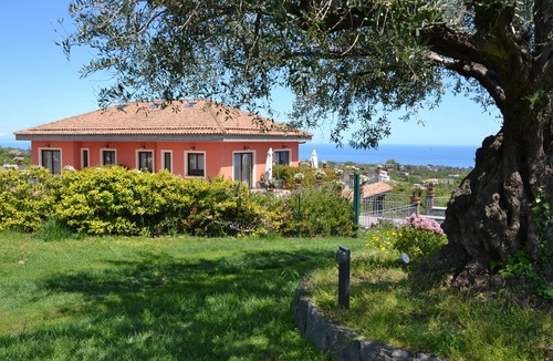 Santa Venerina Apartment | Villa Etnamare with Infinity pool between Mt Etna and the Jonian sea - "Glicine"