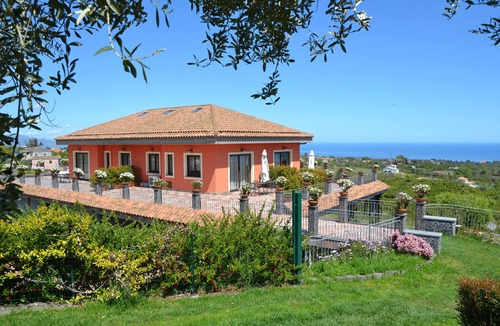 Santa Venerina Apartment | Villa Etnamare with Infinity pool between Mt Etna and the Jonian sea - "Glicine"