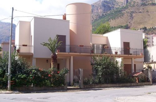 Castellammare del Golfo Apartment | Villa Gelvi. Apartment with equipped terrace, wi-fi and 2 minutes from the sea