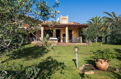Costa Rei Villa | Villa 'Liana' with Private Terrace, Wi-Fi and Air Conditioning