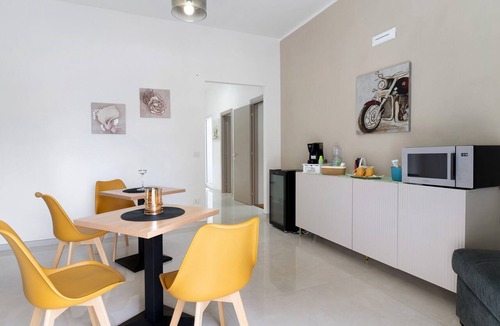 Agrigento Apartment | 'Villa Maryam - Perla' Room with Shared Terrace, Wi-Fi & Air Conditioning