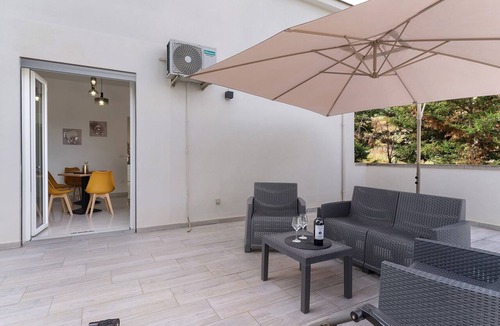 Agrigento Apartment | 'Villa Maryam - Perla' Room with Shared Terrace, Wi-Fi & Air Conditioning