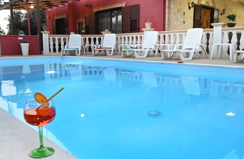 Agrigento Villa | Villa Radiosa fenced pool,air-con,wi-fi,13 pax, toys,BBQ,close to beaches & town