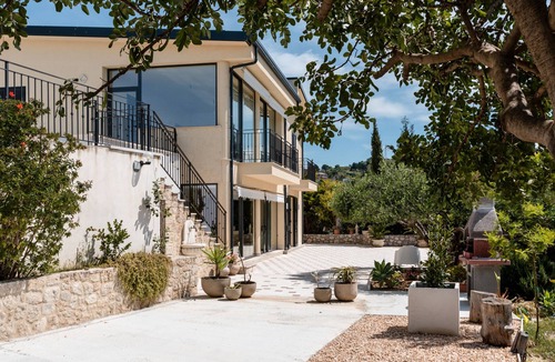 Favara Villa | Villa 'Simona with Garden' with Sea View, Wi-Fi and Air Conditioning