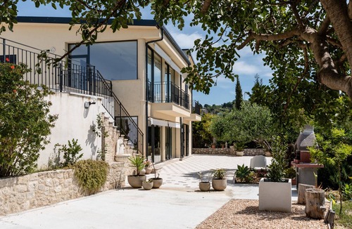 Favara Villa | Villa 'Simona with Garden' with Sea View, Wi-Fi and Air Conditioning