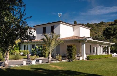 Campofelice di Roccella Villa | Villa Solià - Villa indipendente con Piscina e Giardino
