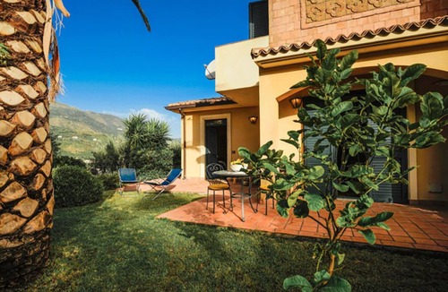 Patti House | Villa with swimming pool, garden and sea view
