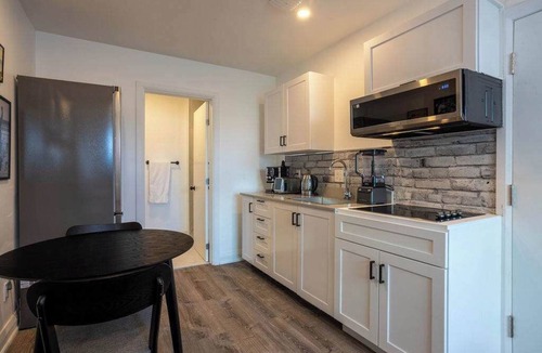 Latin Quarter House | Ville-Marie Vibe – Modern Downtown Studio