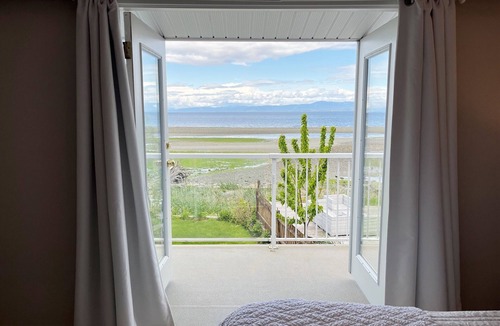 Regional District of Nanaimo Hotel | Walk on waterfront home in Qualicum Beach