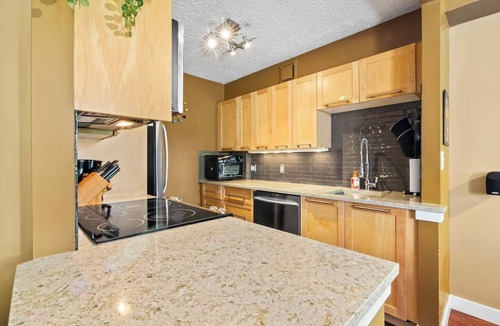 Beltline Apartment | Walk to Stampede & BMO | Free Parking | Cozy Patio