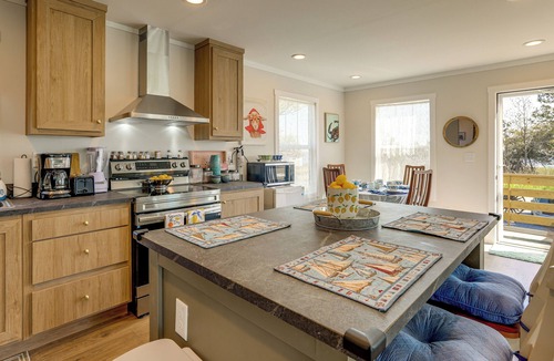 Stumpy Point Cottage | Walk to the Bay! Getaway Near Alligator River