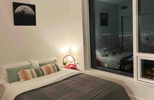 Renfrew-Collingwood Condo | Walking to everything/high-rise lux/splendid view/16 mins to downtown