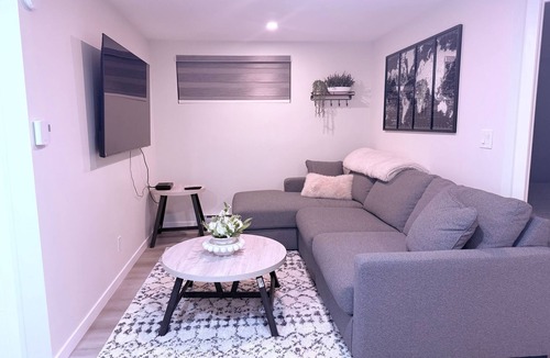 Winnipeg House | Warm, Inviting Basement Suite Quiet Stay in a Safe, Upscale Area