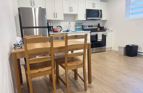 Willoughby House | Warm space awaits your experience ! 10minutes walk to reach Langley centre.